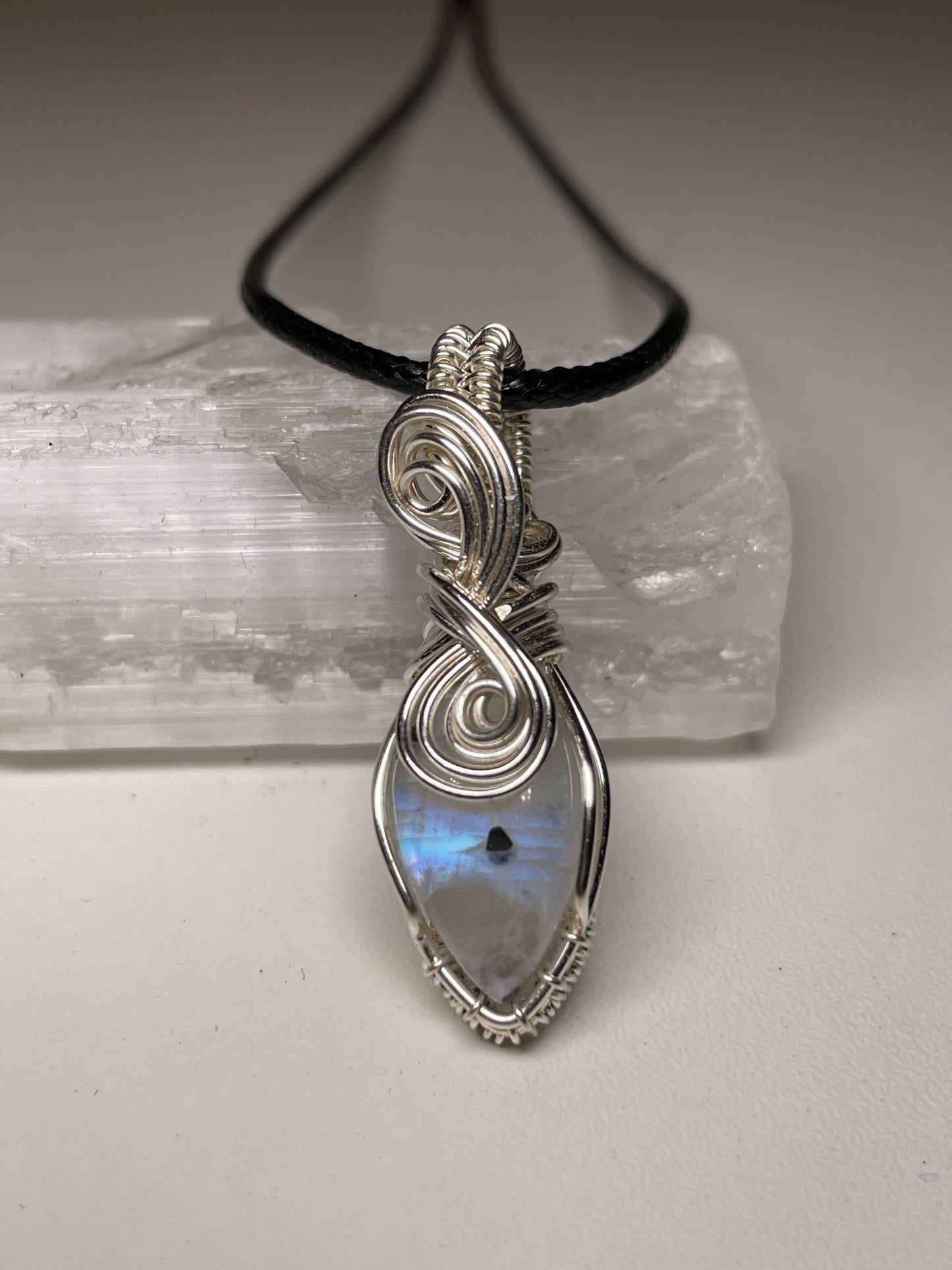 Moonstone pendant (silver)