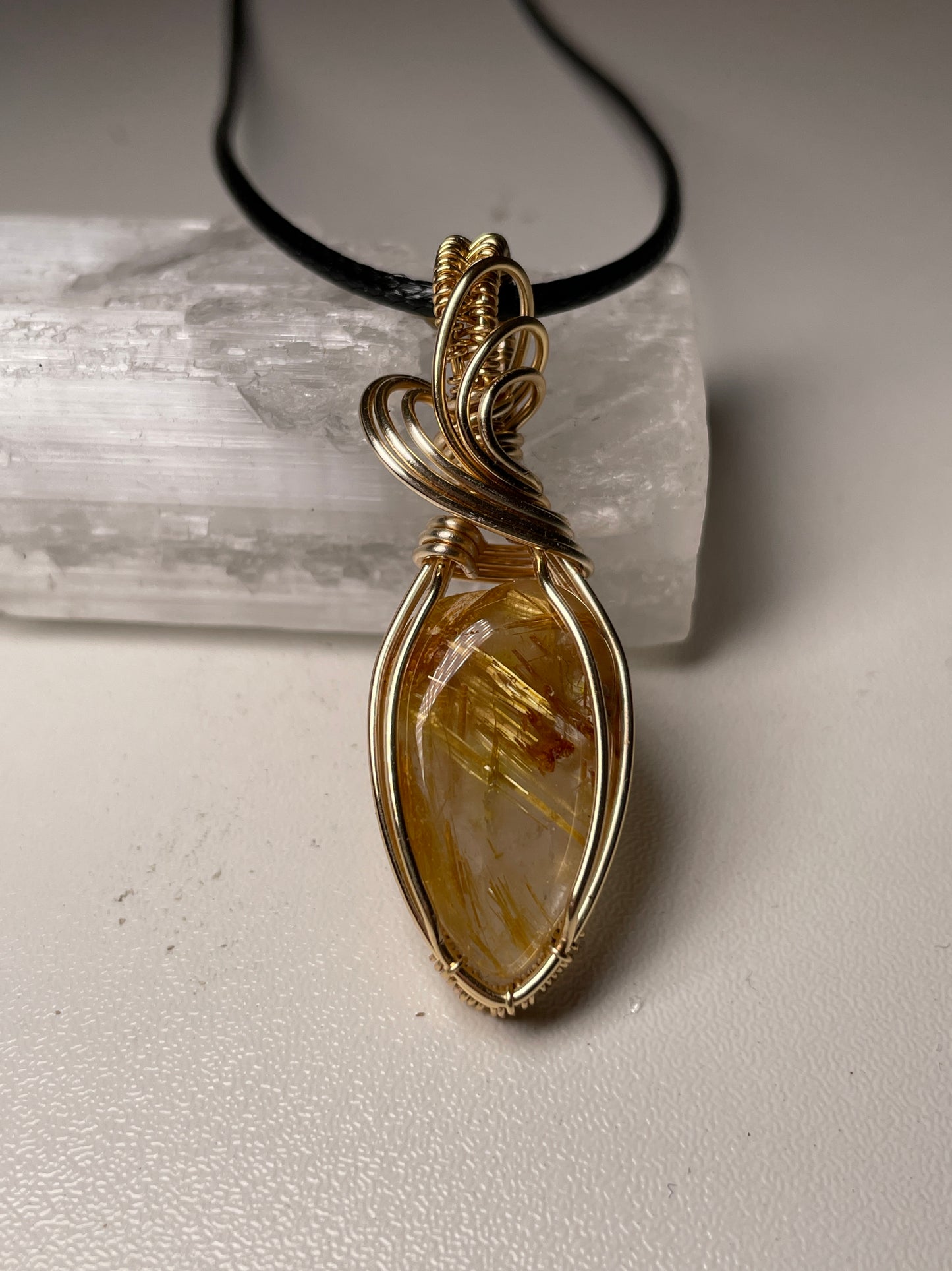 Gold rutile quartz pendant (gold)