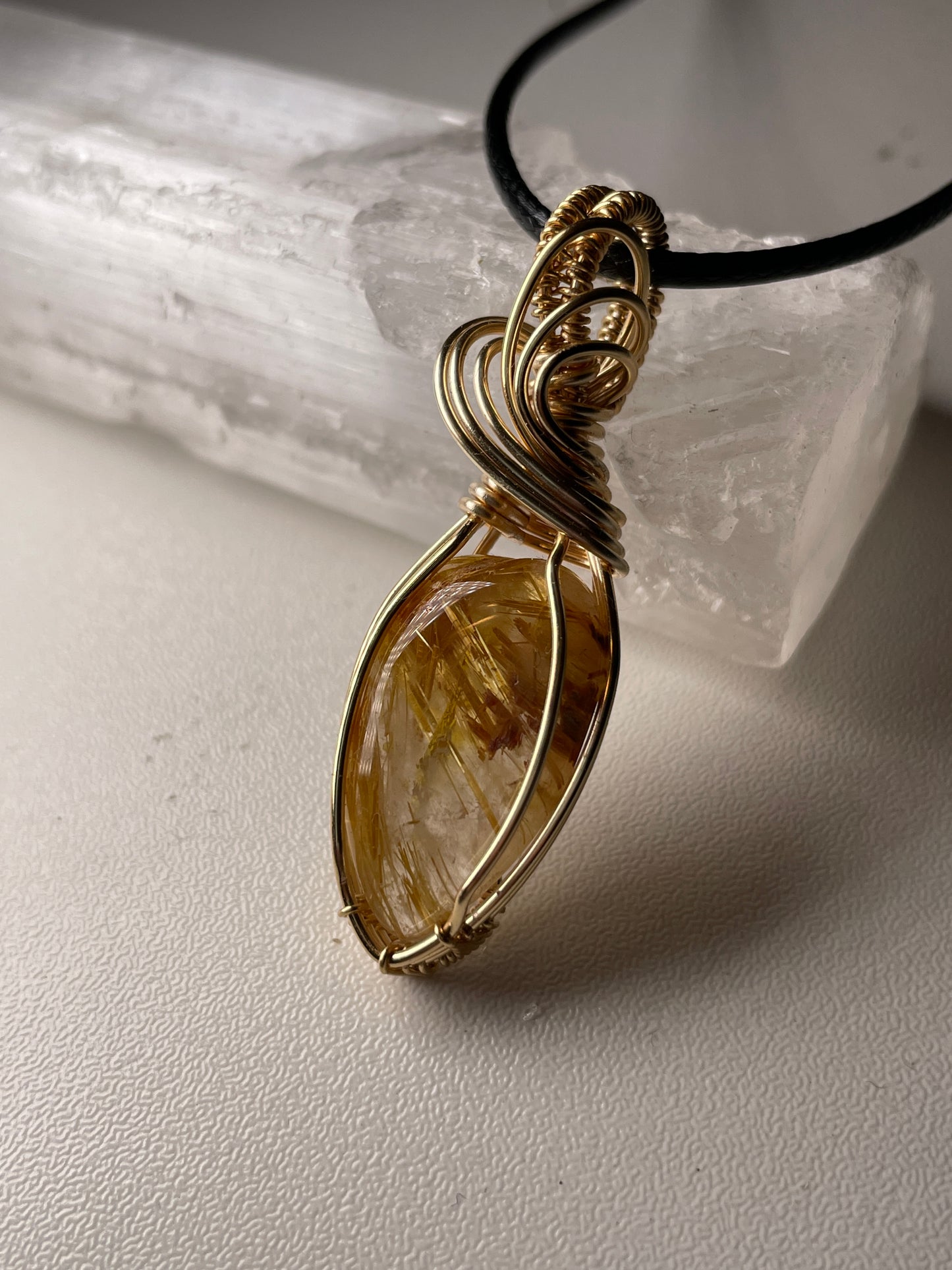 Gold rutile quartz pendant (gold)