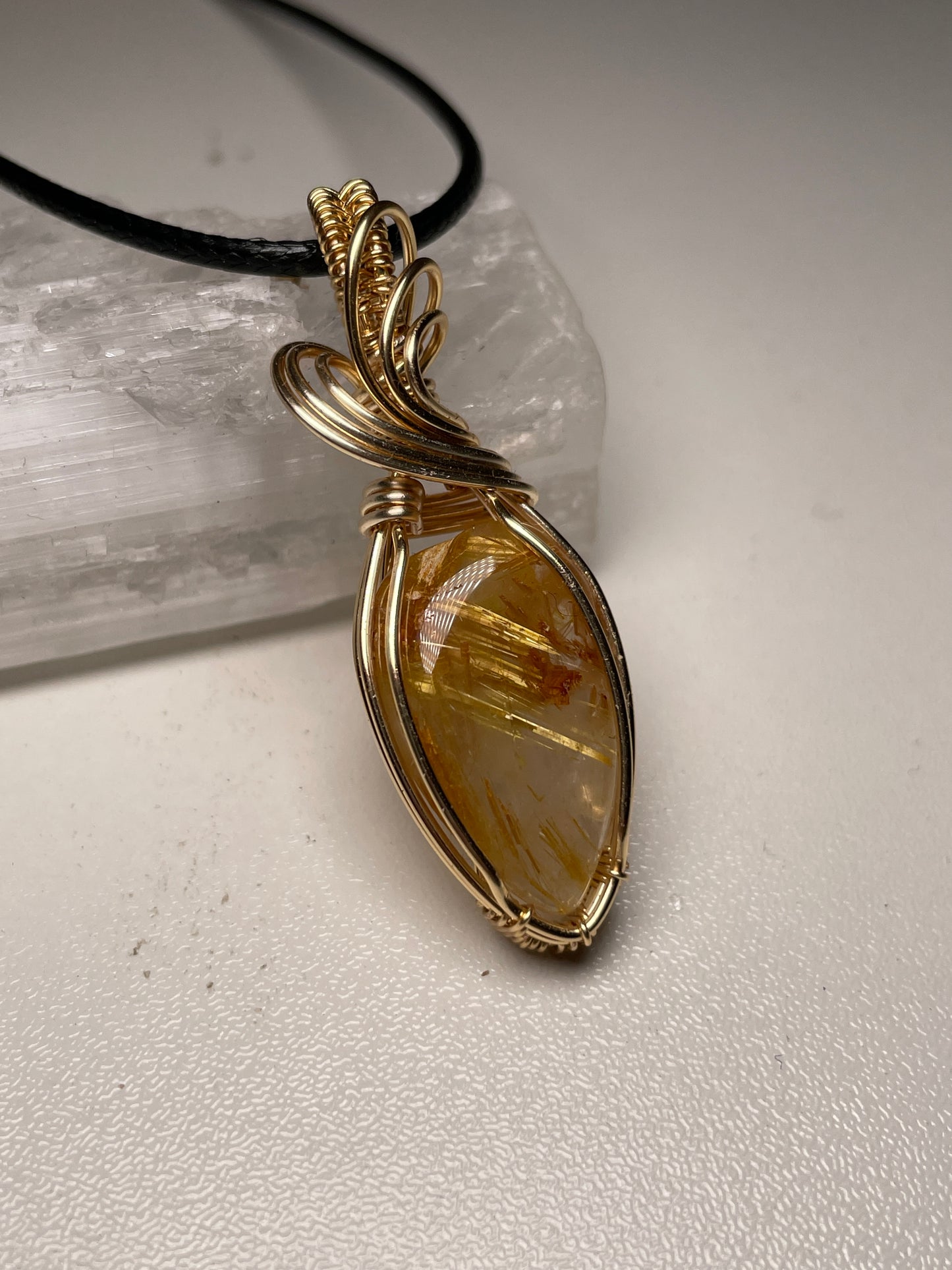 Gold rutile quartz pendant (gold)