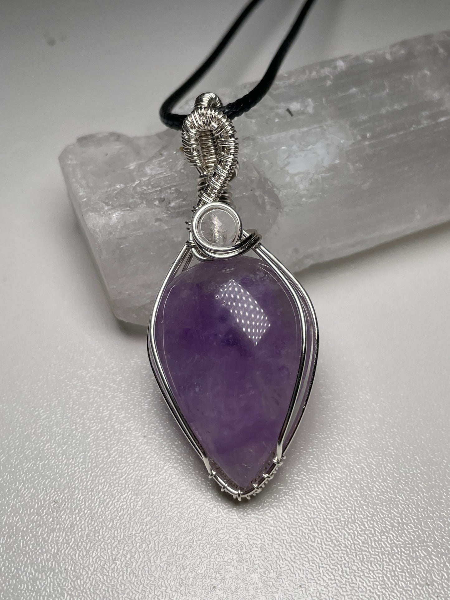 Amethyst with moonstone bead (gold)